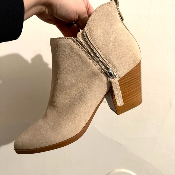 Dolce Vita Ankle Boot, Tan or Buck Color, Size 9, Heeled Leather Bootie - Picture 1 of 11